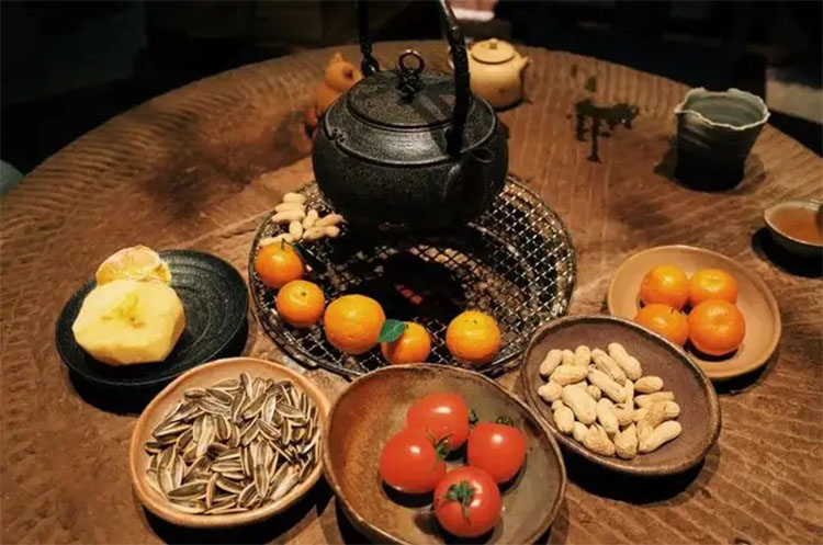 圍爐煮茶：起一爐火，煮兩碗茶，聊三餐四季，話五谷豐登(圖1)